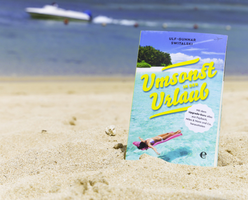 Umsonst in den Urlaub Buch im Strand