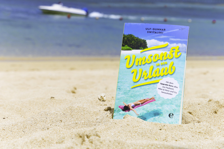 Umsonst in den Urlaub Buch im Strand