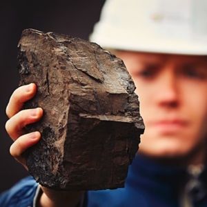 Bergmann mit einem Stück Kohle aus dem Ruhrgebiet signalisiert die Agentur aus Essen